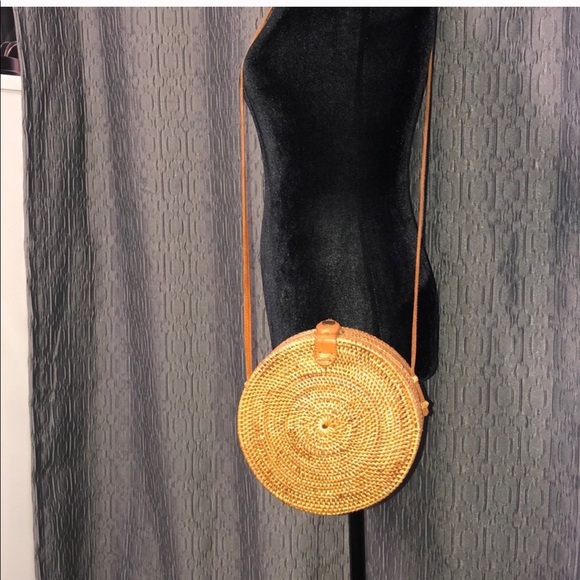 Large rattan round purse with leather strap - Picture 1 of 10